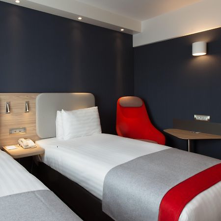 Holiday Inn Express Geneva Airport By Ihg Meyrin Exterior foto