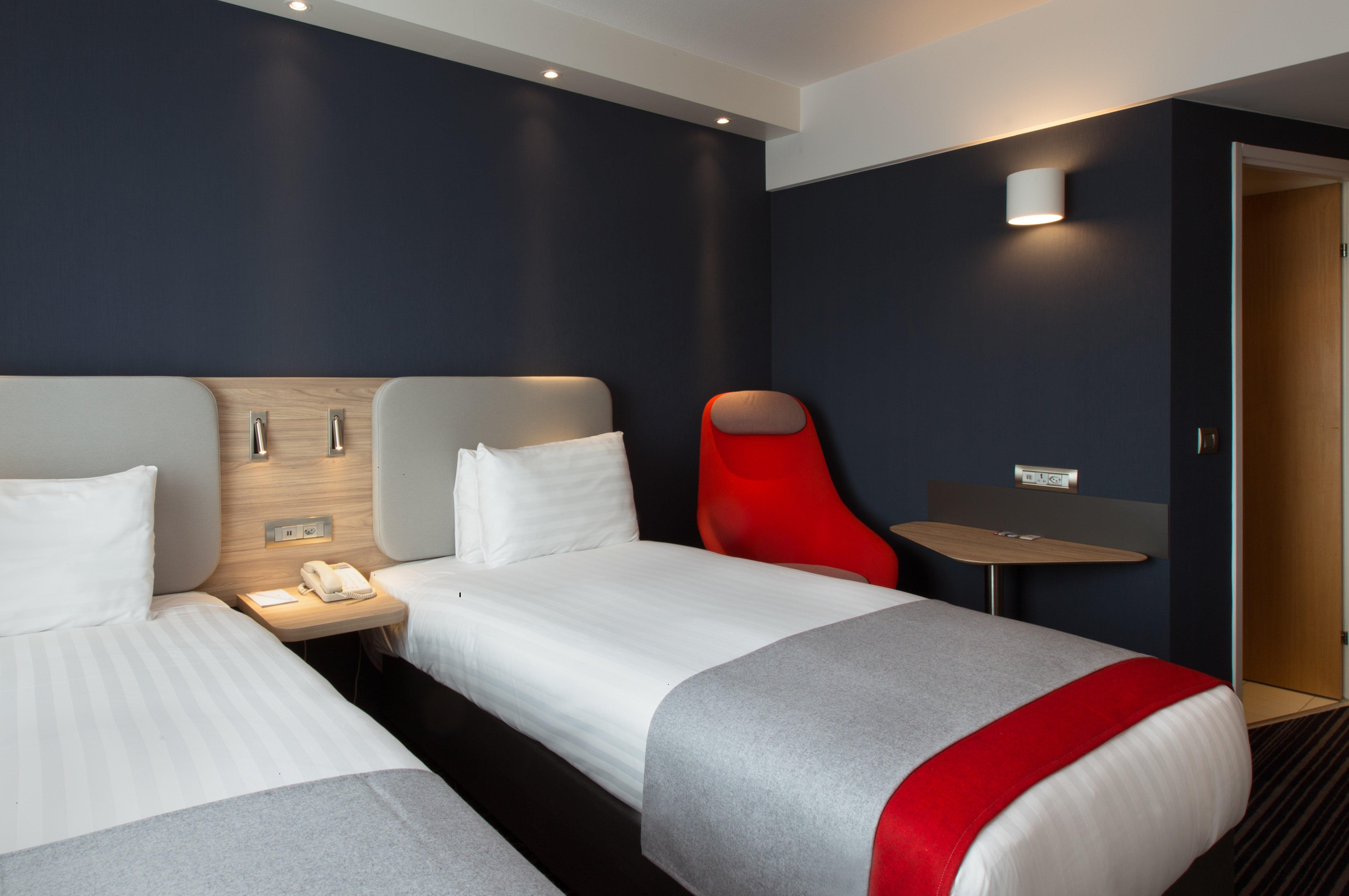 Holiday Inn Express Geneva Airport By Ihg Meyrin Exterior foto