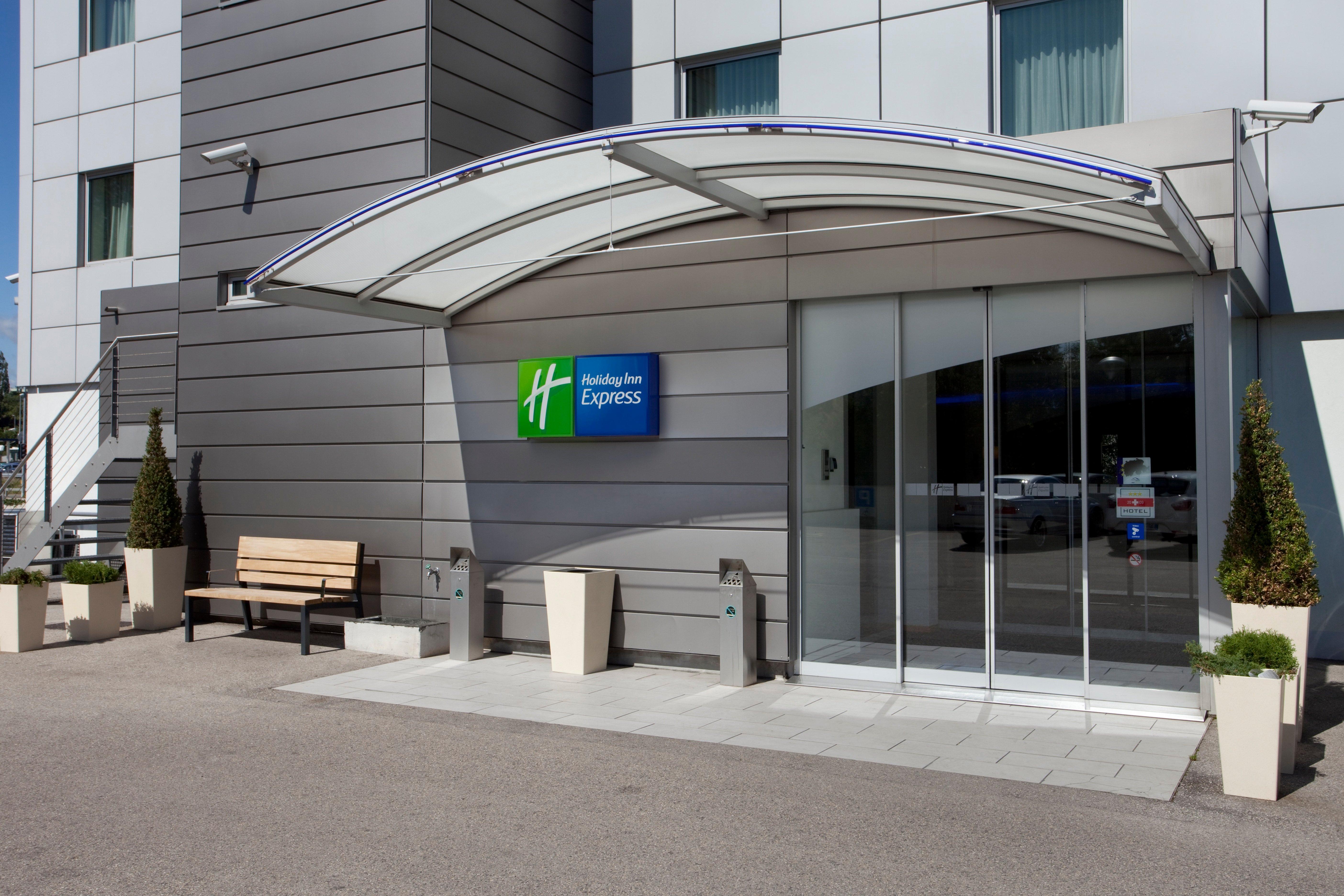 Holiday Inn Express Geneva Airport By Ihg Meyrin Exterior foto