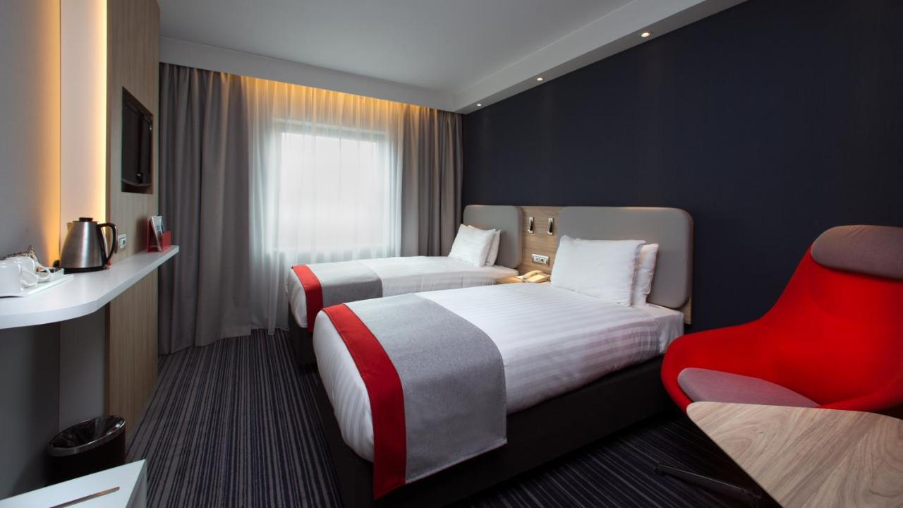Holiday Inn Express Geneva Airport By Ihg Meyrin Exterior foto