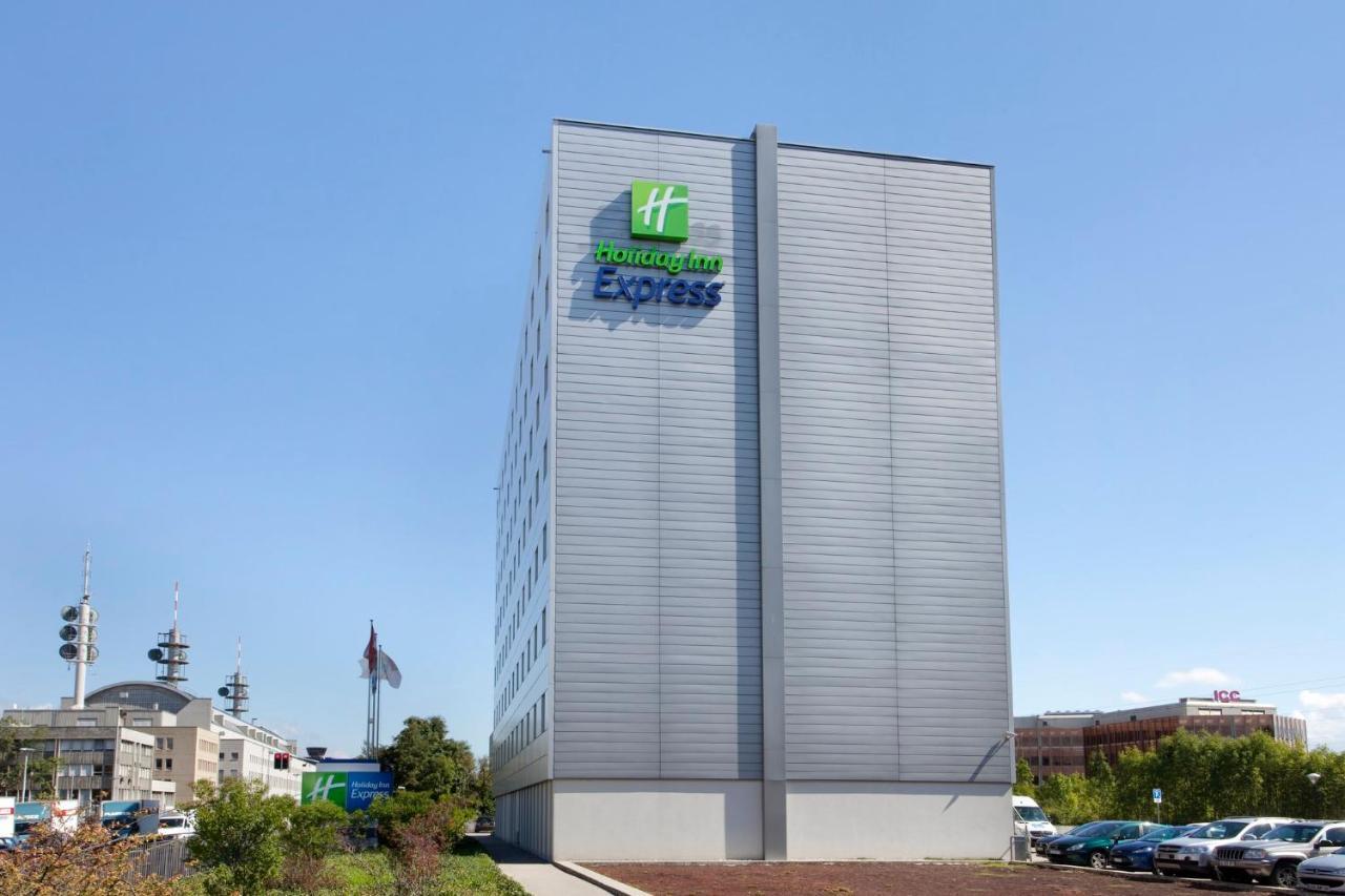 Holiday Inn Express Geneva Airport By Ihg Meyrin Exterior foto