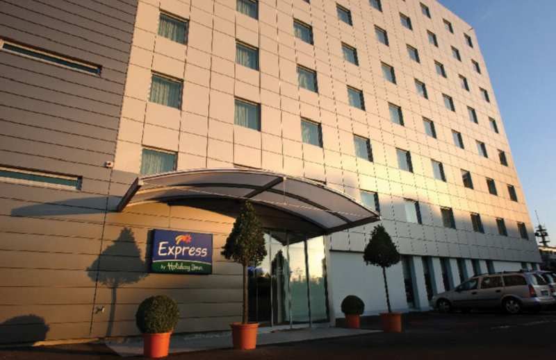 Holiday Inn Express Geneva Airport By Ihg Meyrin Exterior foto