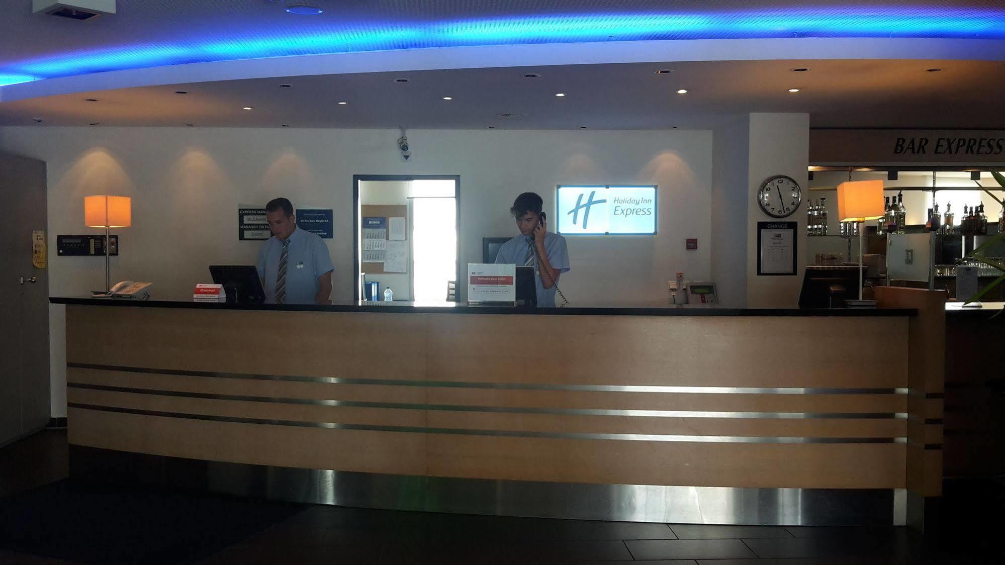 Holiday Inn Express Geneva Airport By Ihg Meyrin Exterior foto