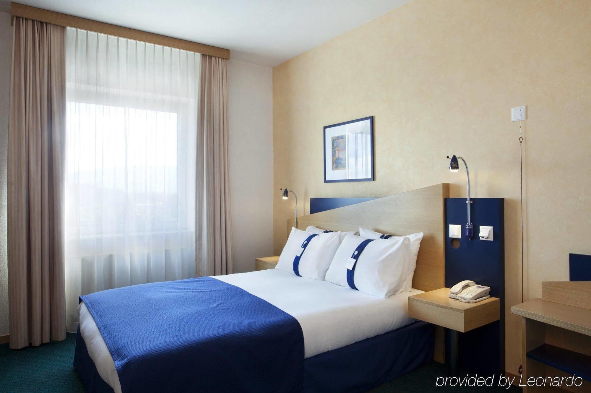 Holiday Inn Express Geneva Airport By Ihg Meyrin Exterior foto